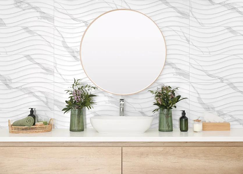 Rivestimento effetto marmo bianco con lavabo da appoggio