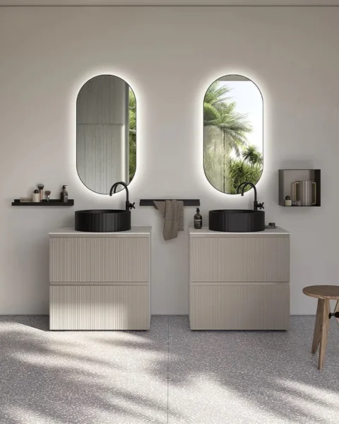 Doppio lavabo nero su mobile effetto terrazzo