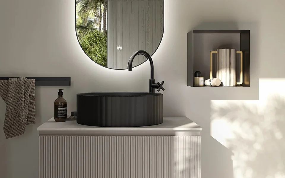Lavabo nero scanalato su mobile chiaro