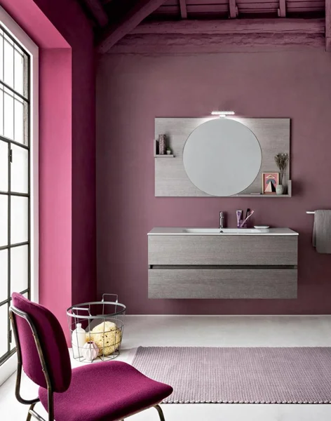 Mobile bagno grigio su parete viola
