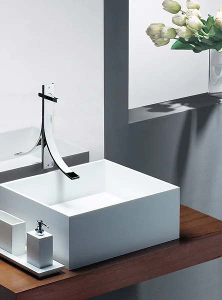 Lavabo quadrato con rubinetto a colonna