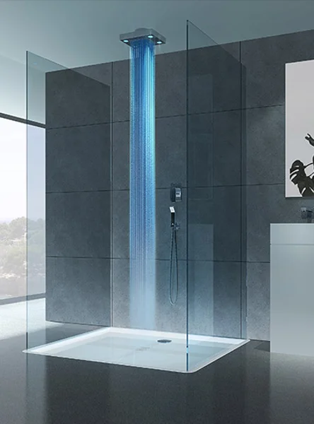 Doccia con soffione a soffitto illuminato